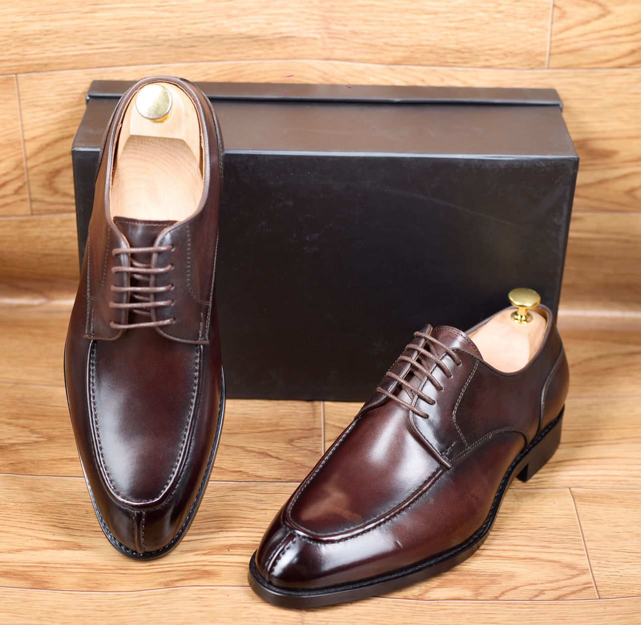 Derbies à plateau pour homme en cuir marron patiné.
