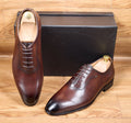 Richelieu (ou Oxford en anglais) à bout rapporté en cuir patiné marron.