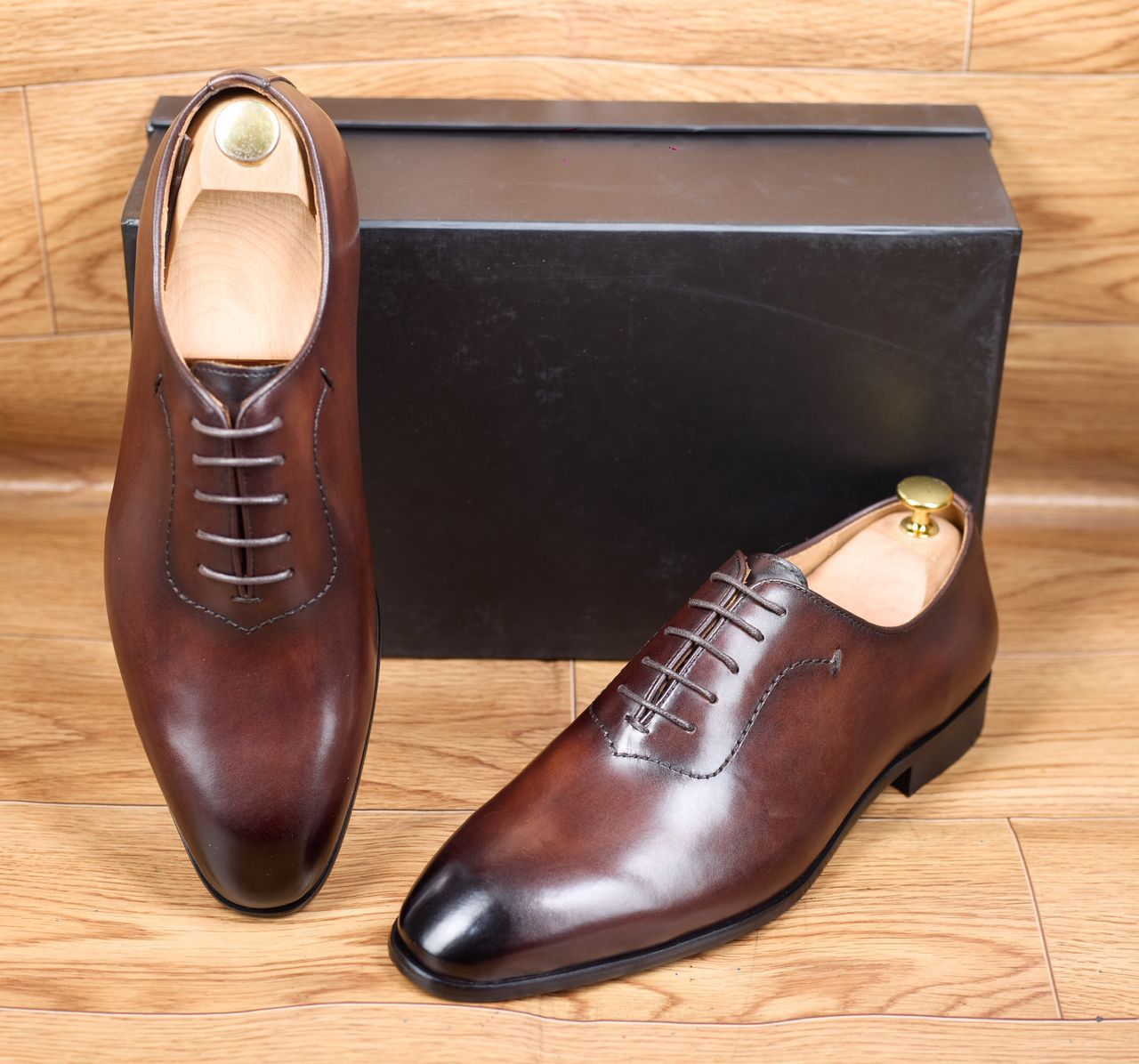 Richelieu (ou Oxford en anglais) à bout rapporté en cuir patiné marron.