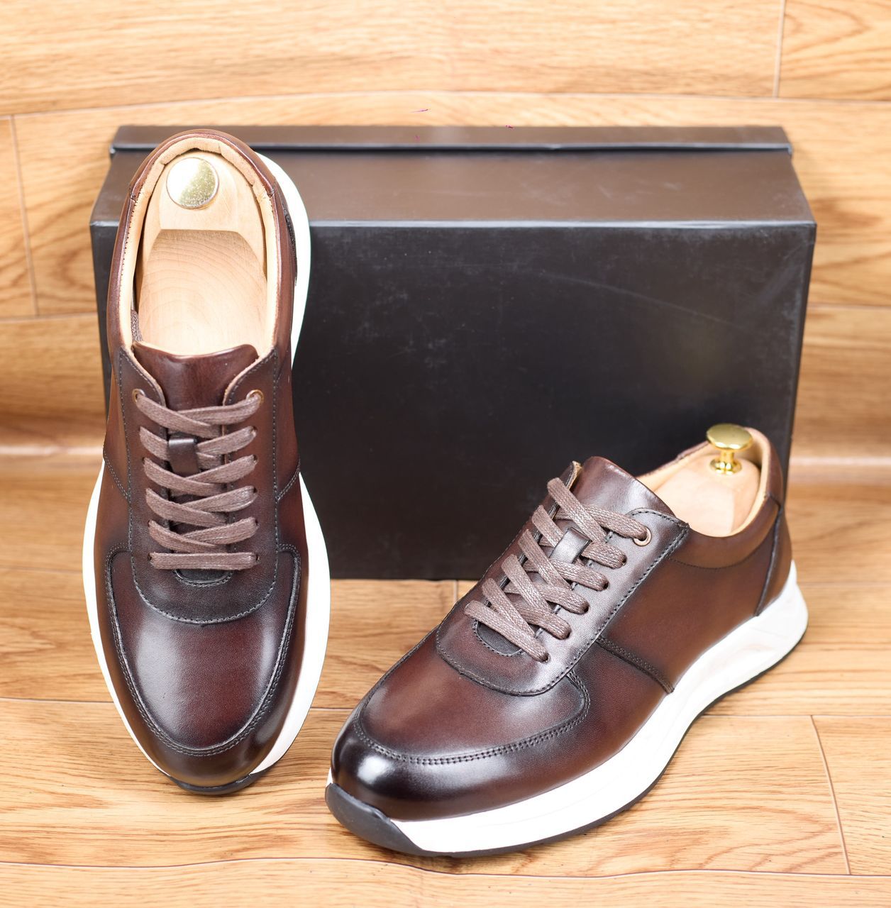 Sneakers haut de gamme pour homme en cuir marron patiné
