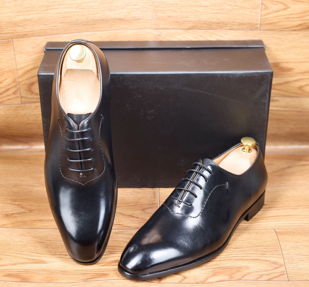 Richelieus "One-Cut" pour homme en cuir noir.