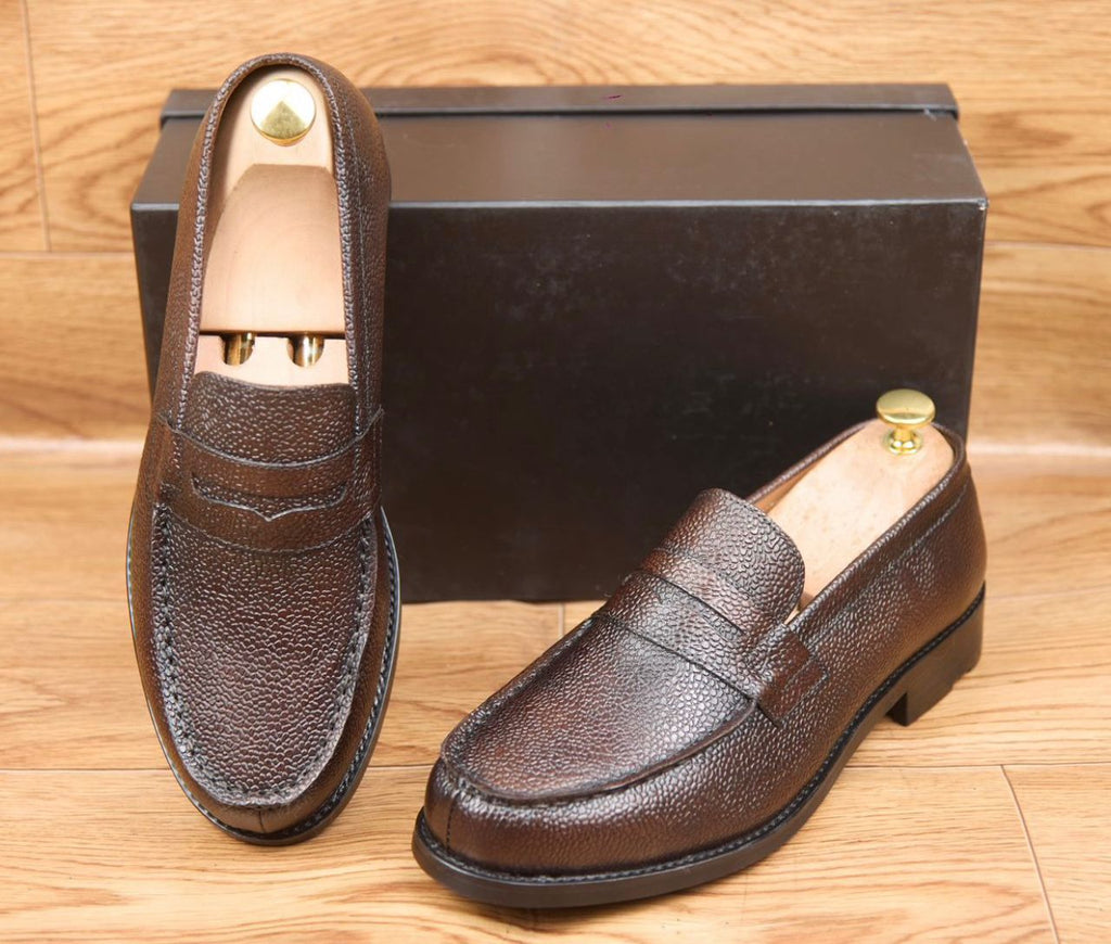 Mocassins à pampille (Penny Loafers) pour hommes en cuir grainé disponible en marron foncé, bleu et noir