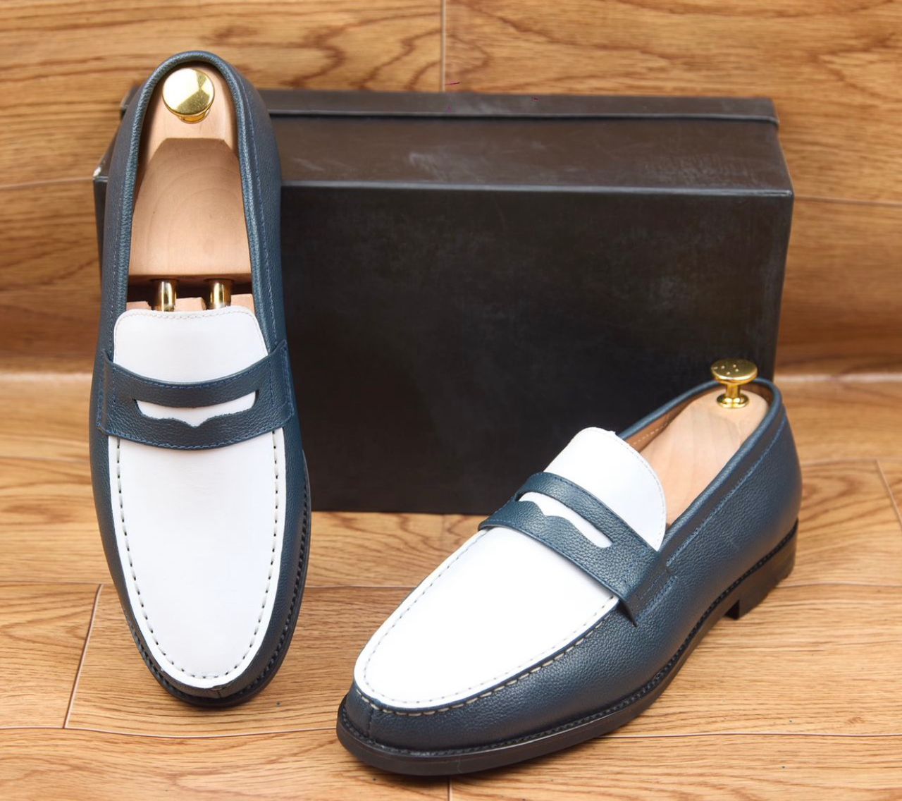 Mocassin bicolore de style "spectator" ou penny loafer