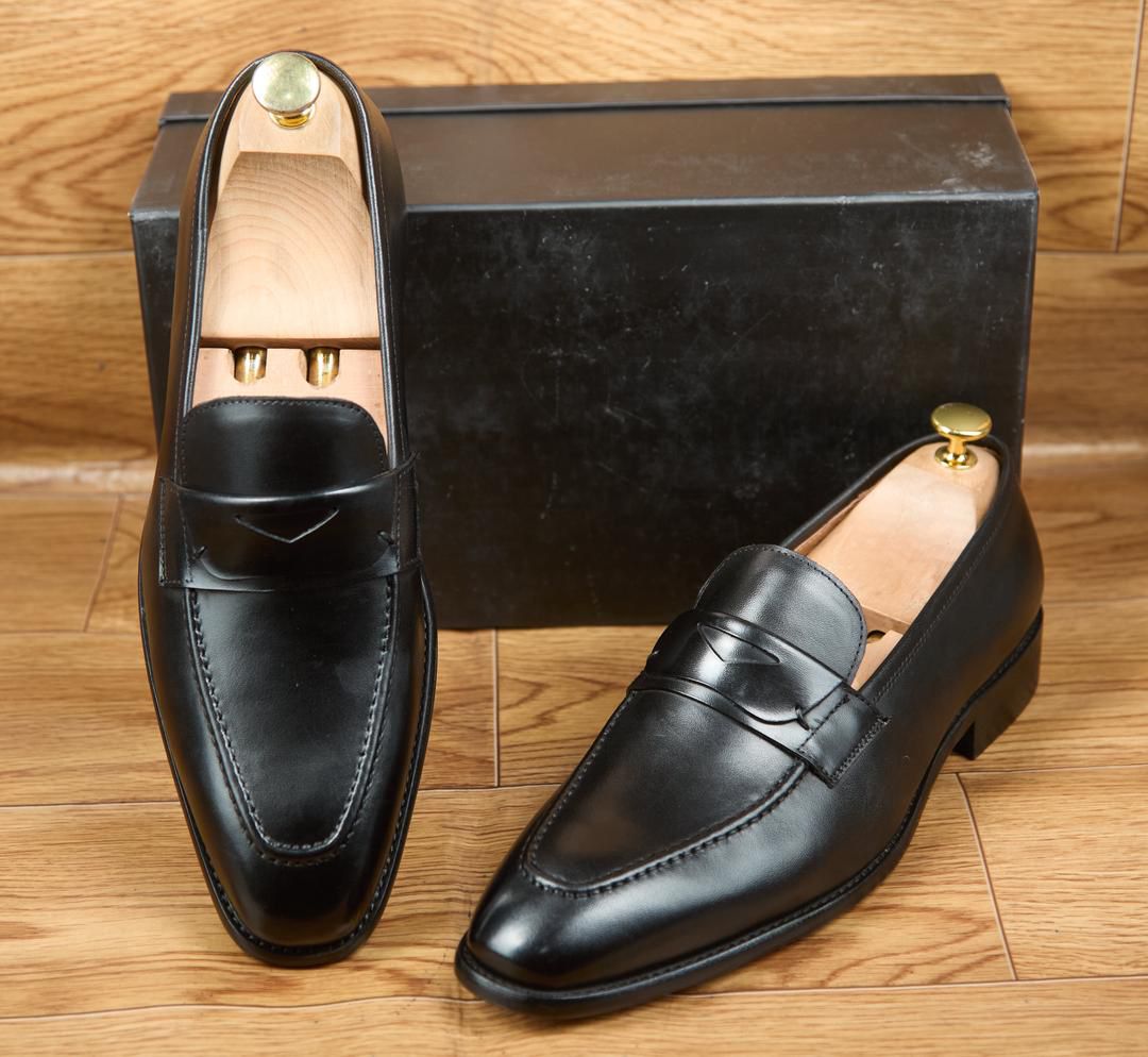 Mocassin type Penny Loafer classique en cuir noir lisse