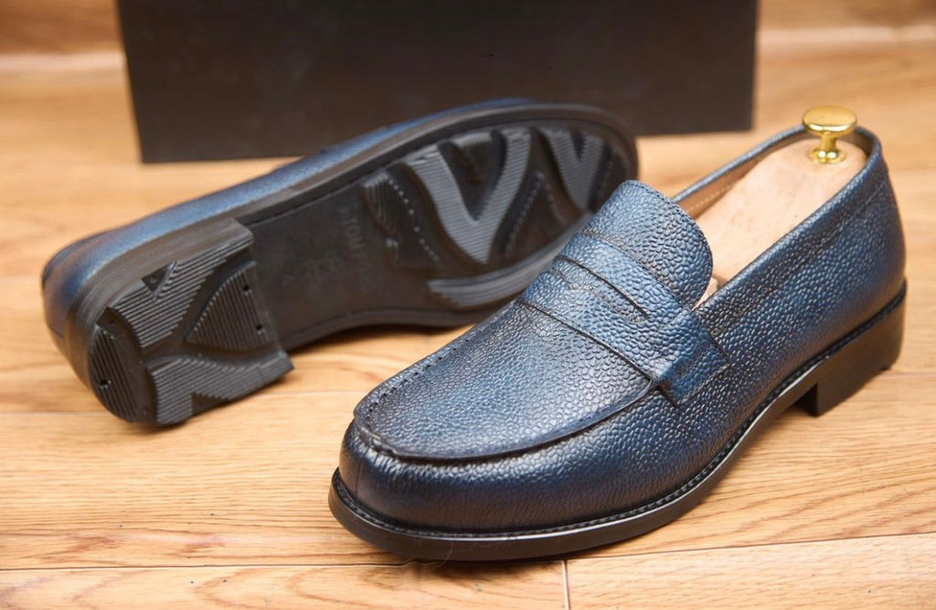 Mocassins à pampille (Penny Loafers) pour hommes en cuir grainé disponible en marron foncé, bleu et noir