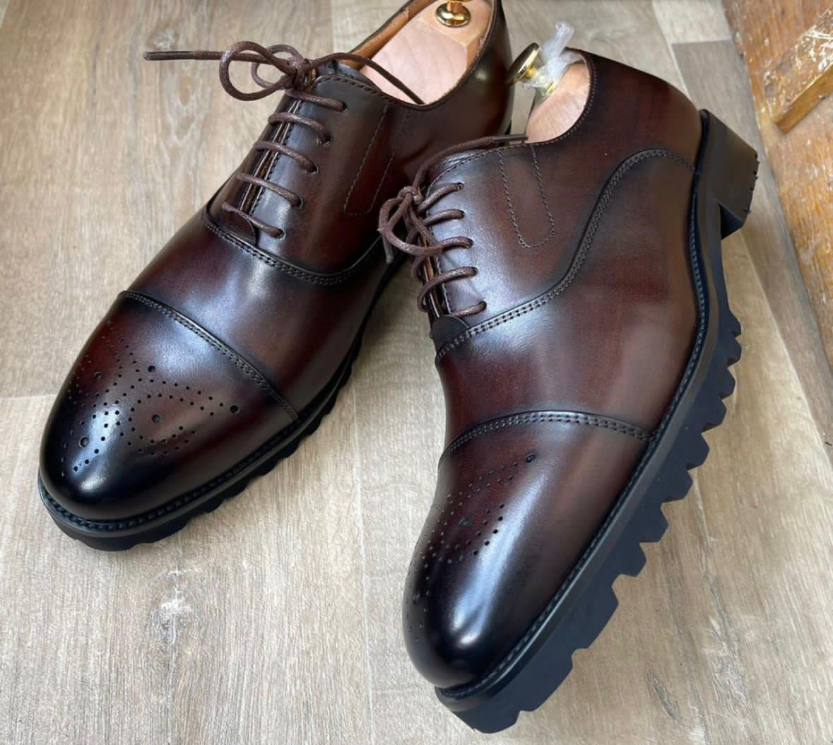 Chaussures richelieus pour homme à bout rapporté fleuri