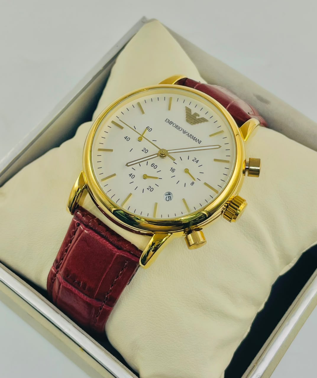 Chronographe pour homme de la marque Emporio Armani, correspondant esthétiquement à un modèle de la collection Classic / Renato