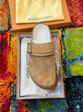 Sabot plat confort LV Cosy (parfois associé à la gamme des mules LV Easy) de la maison de luxe Louis Vuitton