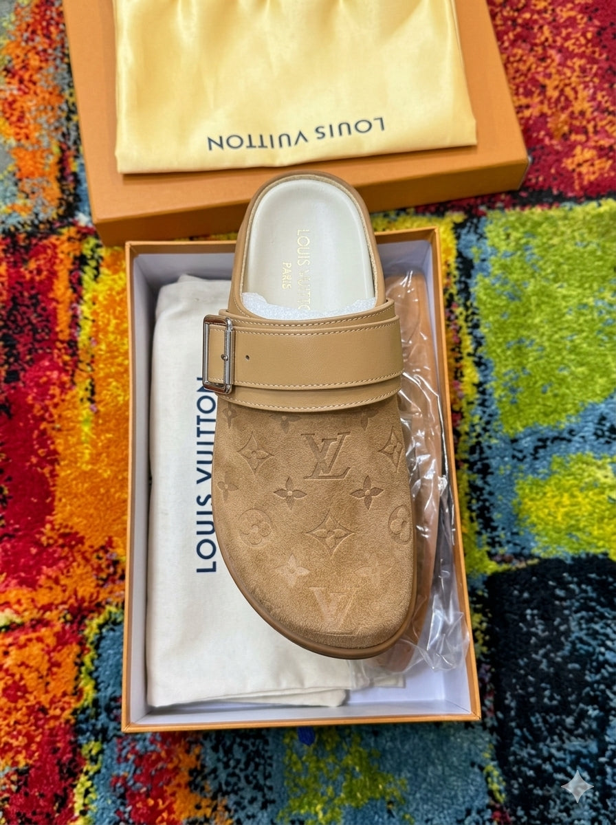 Sabot plat confort LV Cosy (parfois associé à la gamme des mules LV Easy) de la maison de luxe Louis Vuitton