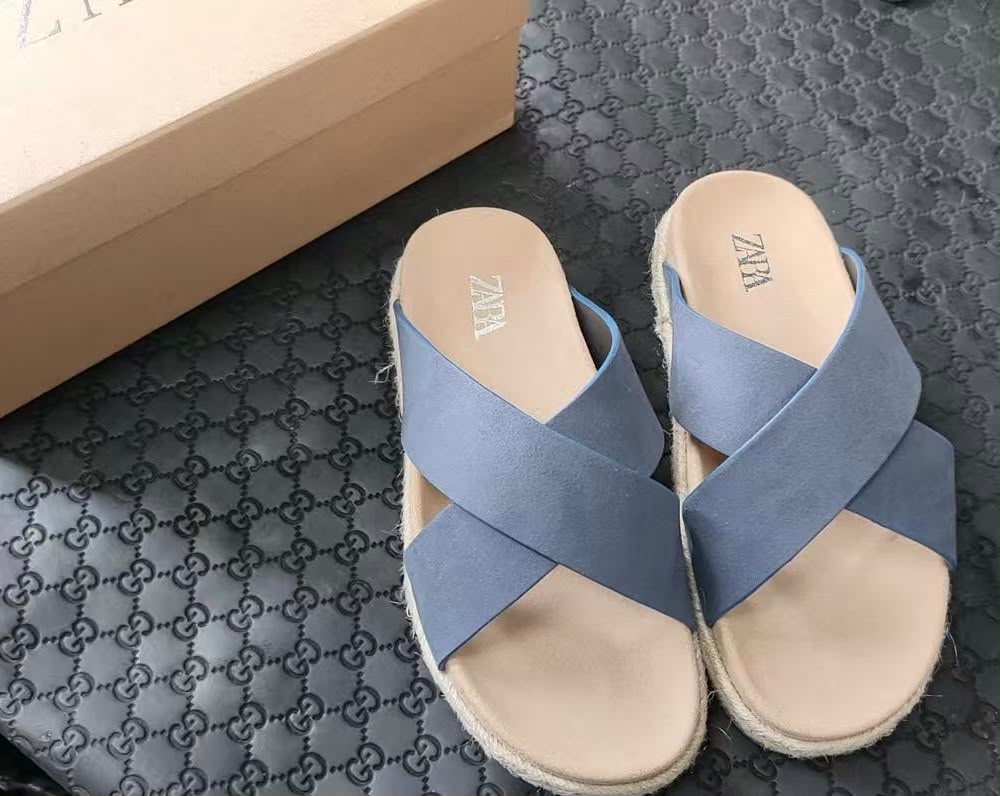 Sandales claquettes croisées