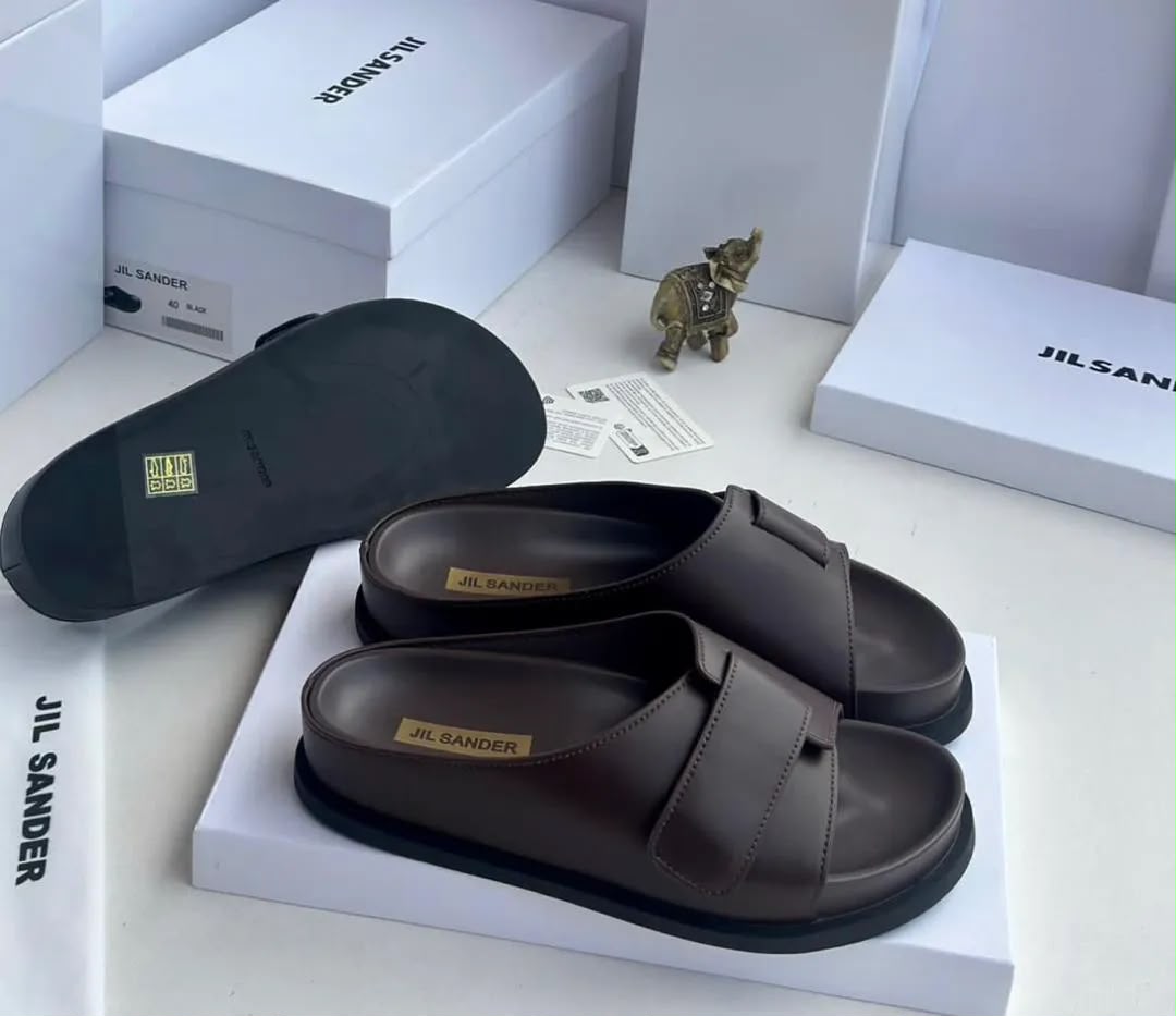 Mules en cuir (parfois appelées slides ou "pam slippers")